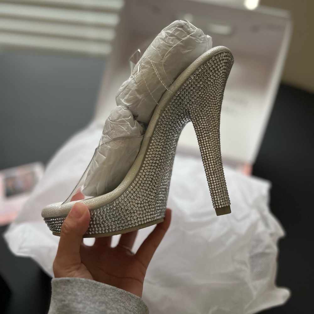 The Shoe Fairy Iconic Olympian size 6